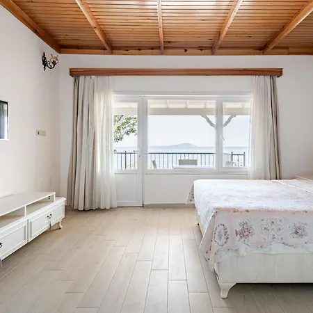 Yali Evi Marmara Adasi